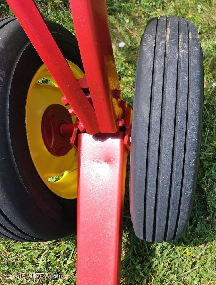 image for item EI3922 New Holland 258 hay rake