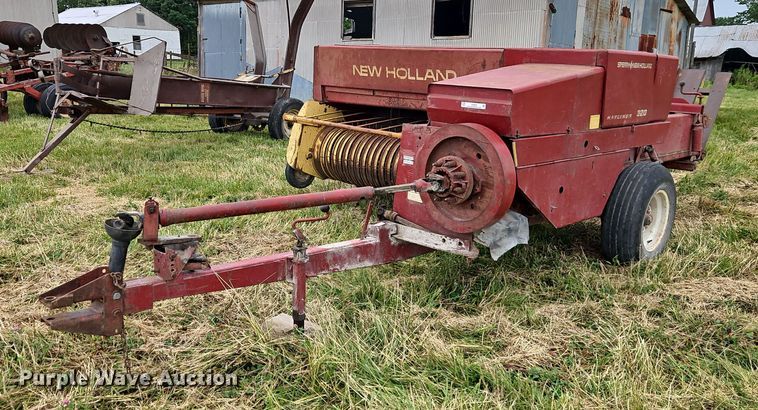 image for item EI3926 New Holland 320 small square baler