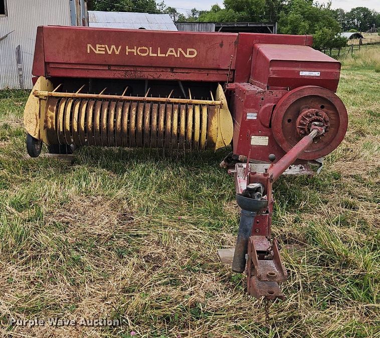 image for item EI3926 New Holland 320 small square baler