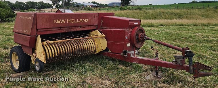 image for item EI3926 New Holland 320 small square baler