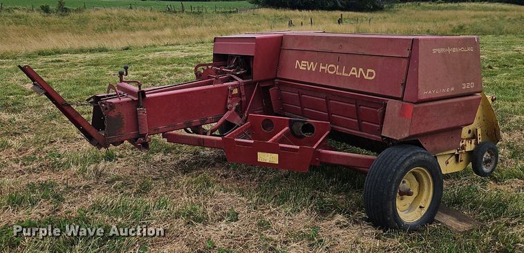 image for item EI3926 New Holland 320 small square baler