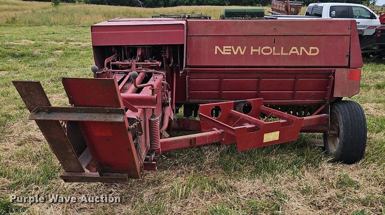 image for item EI3926 New Holland 320 small square baler