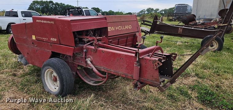 image for item EI3926 New Holland 320 small square baler