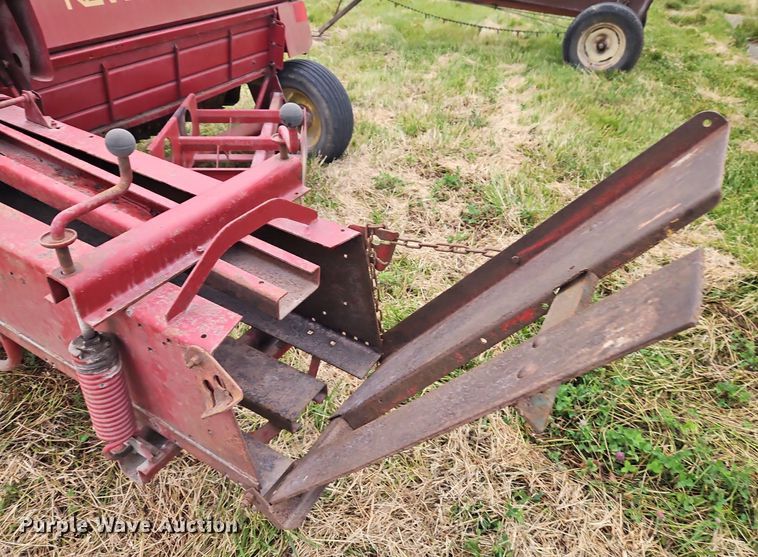 image for item EI3926 New Holland 320 small square baler