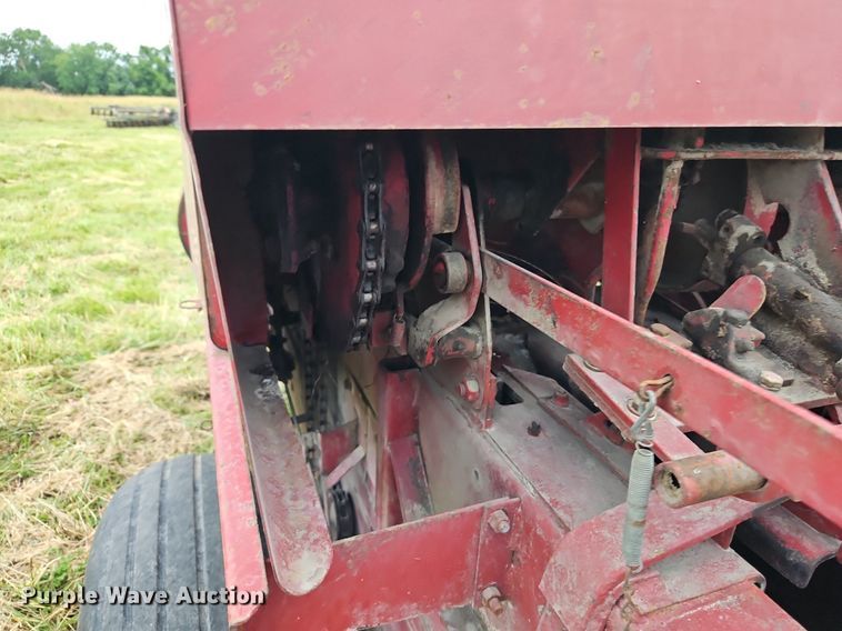 image for item EI3926 New Holland 320 small square baler