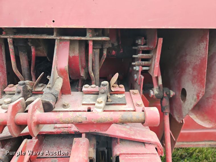 image for item EI3926 New Holland 320 small square baler