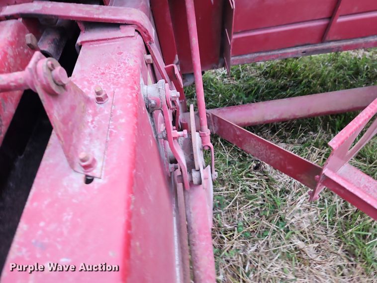 image for item EI3926 New Holland 320 small square baler