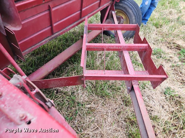 image for item EI3926 New Holland 320 small square baler