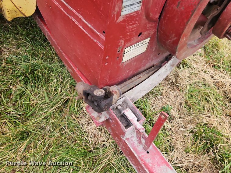 image for item EI3926 New Holland 320 small square baler