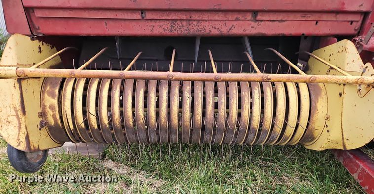 image for item EI3926 New Holland 320 small square baler