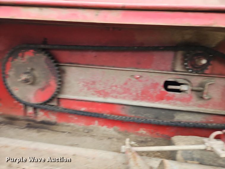 image for item EI3926 New Holland 320 small square baler