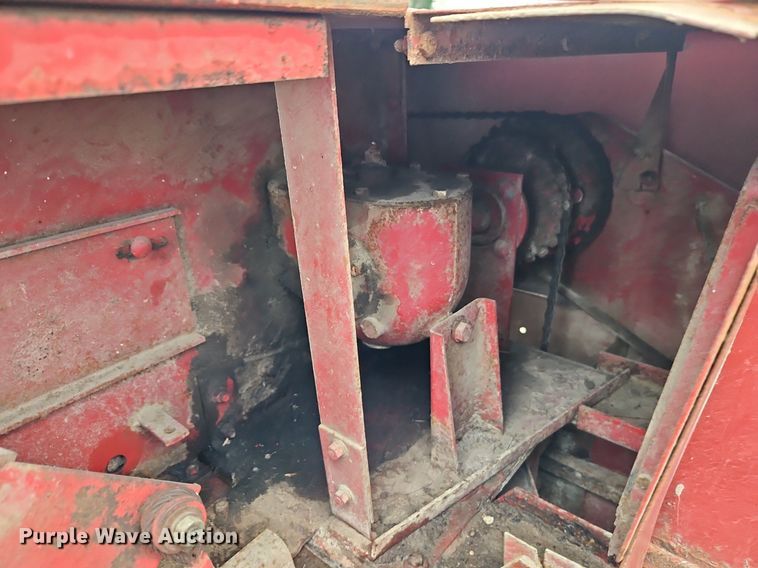 image for item EI3926 New Holland 320 small square baler