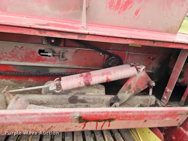 image for item EI3926 New Holland 320 small square baler