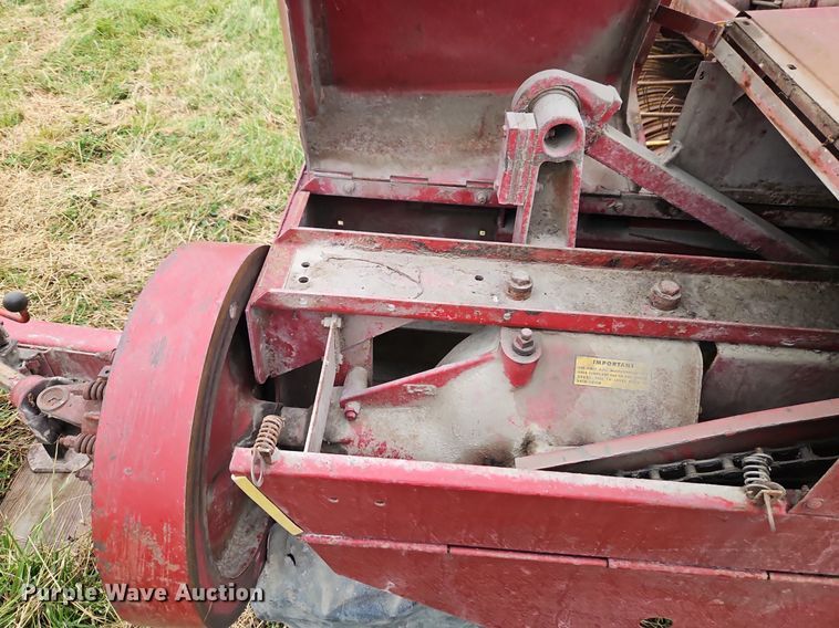 image for item EI3926 New Holland 320 small square baler