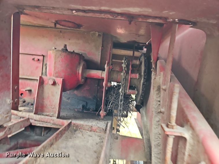 image for item EI3926 New Holland 320 small square baler