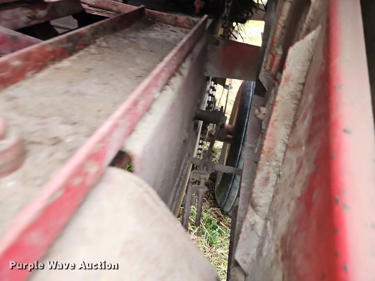 image for item EI3926 New Holland 320 small square baler