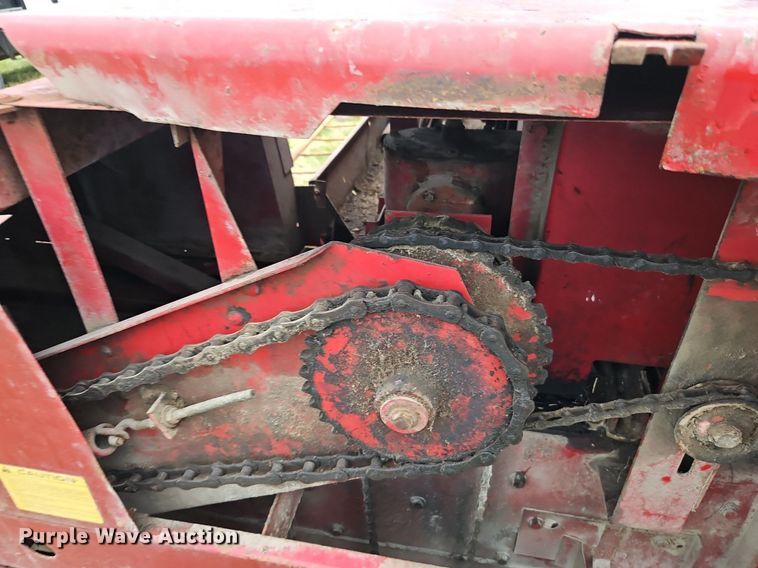 image for item EI3926 New Holland 320 small square baler