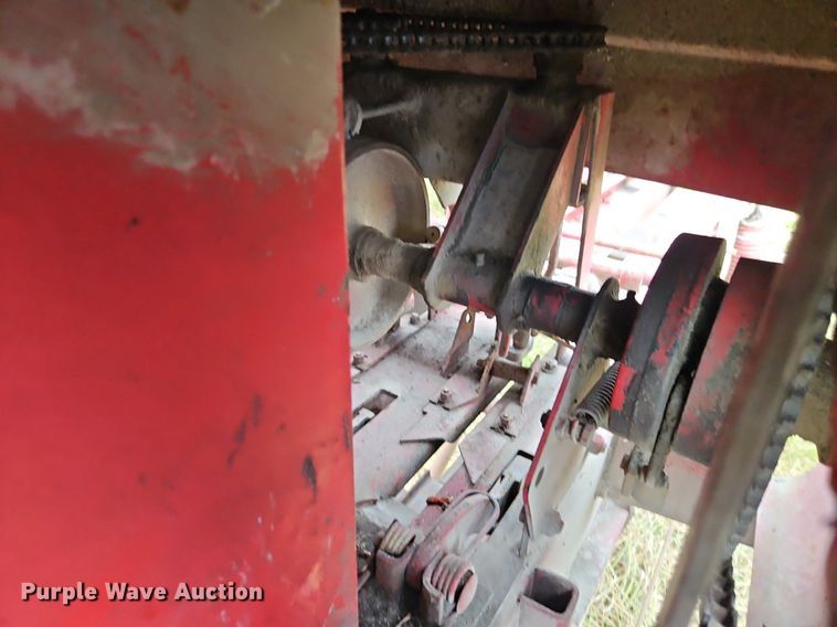 image for item EI3926 New Holland 320 small square baler