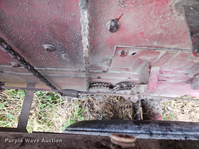 image for item EI3926 New Holland 320 small square baler