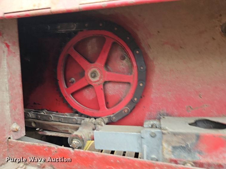 image for item EI3926 New Holland 320 small square baler