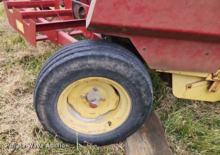 image for item EI3926 New Holland 320 small square baler