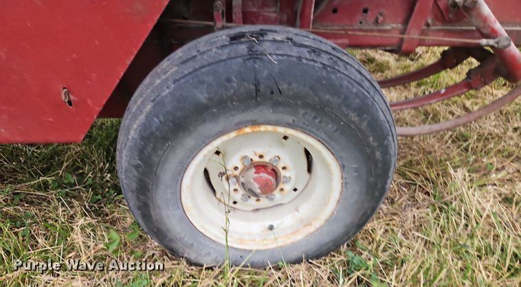 image for item EI3926 New Holland 320 small square baler