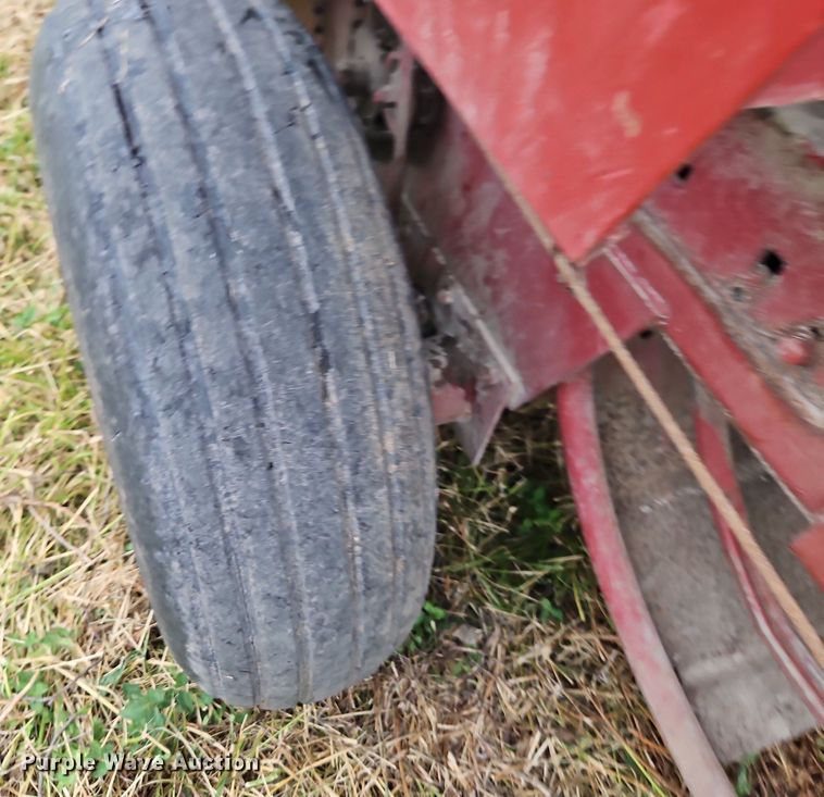 image for item EI3926 New Holland 320 small square baler