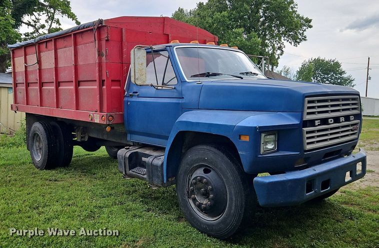 image for item EI3935 1980 Ford F700 grain truck