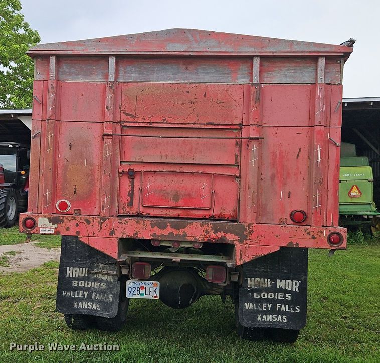 image for item EI3935 1980 Ford F700 grain truck