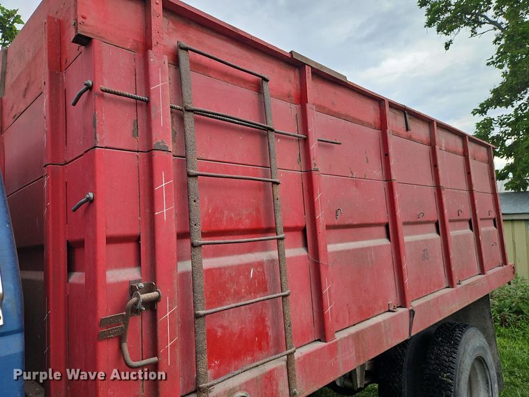 image for item EI3935 1980 Ford F700 grain truck