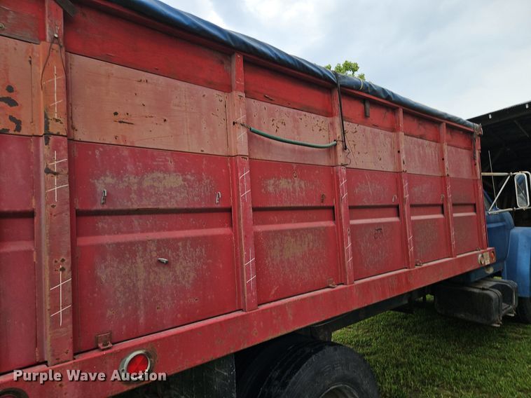 image for item EI3935 1980 Ford F700 grain truck