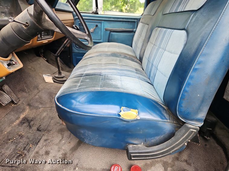 image for item EI3935 1980 Ford F700 grain truck