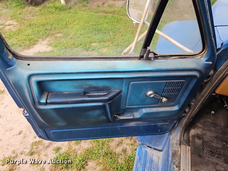 image for item EI3935 1980 Ford F700 grain truck