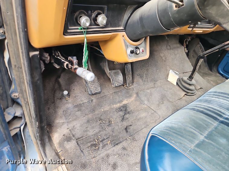 image for item EI3935 1980 Ford F700 grain truck