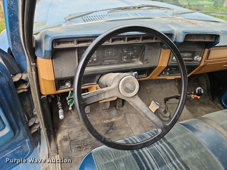 image for item EI3935 1980 Ford F700 grain truck