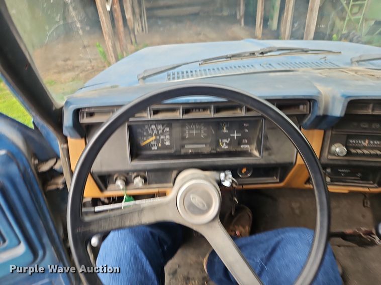 image for item EI3935 1980 Ford F700 grain truck