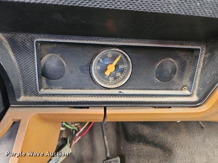 image for item EI3935 1980 Ford F700 grain truck