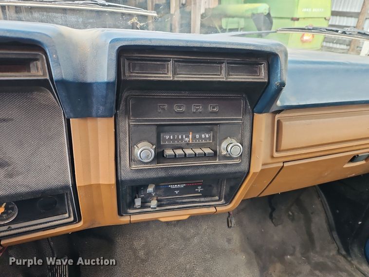 image for item EI3935 1980 Ford F700 grain truck