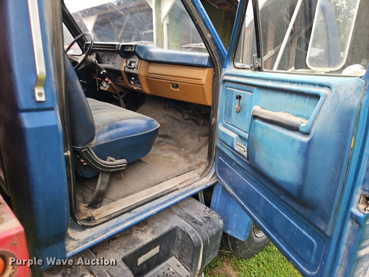 image for item EI3935 1980 Ford F700 grain truck