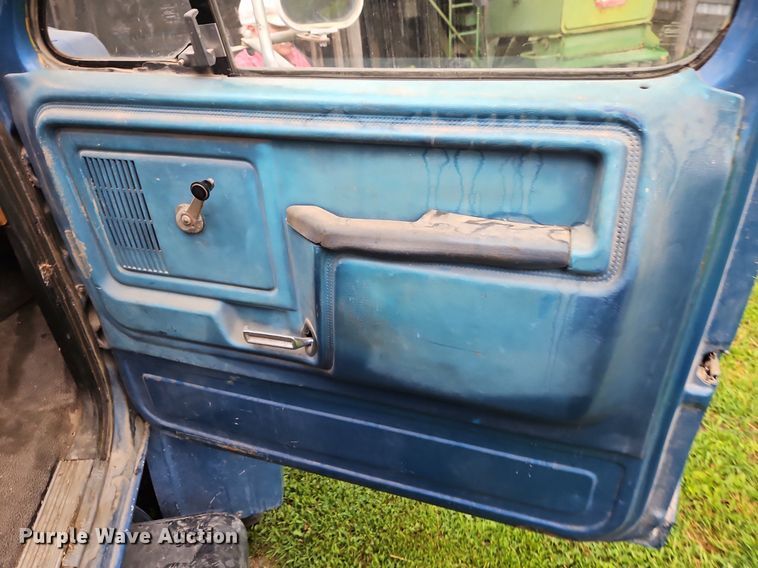 image for item EI3935 1980 Ford F700 grain truck