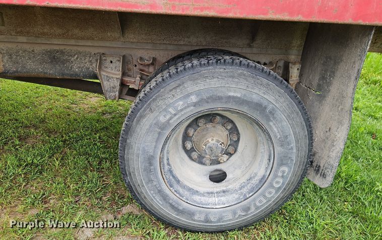 image for item EI3935 1980 Ford F700 grain truck