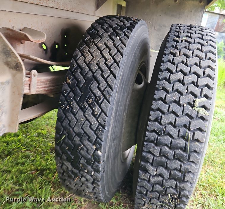 image for item EI3935 1980 Ford F700 grain truck