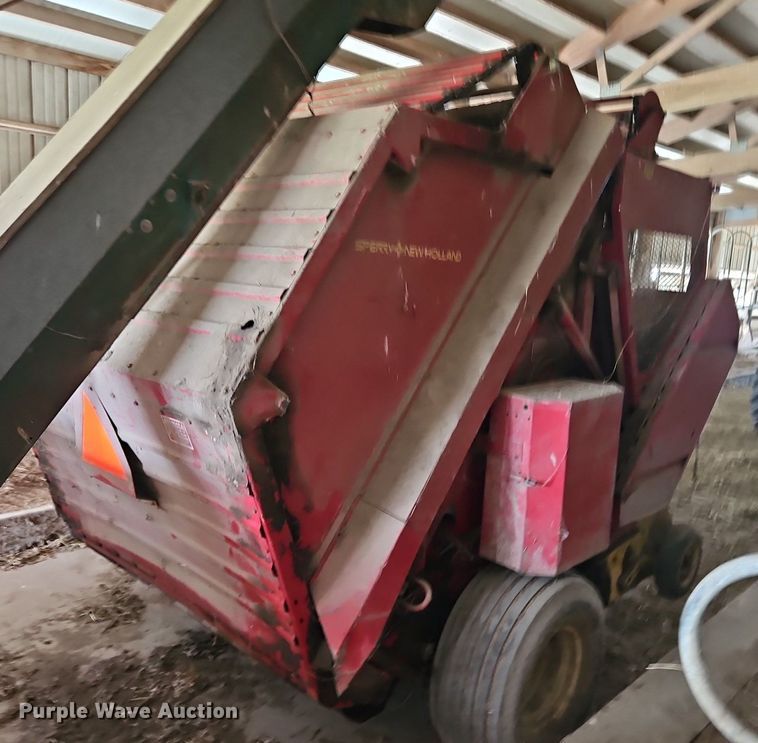 image for item EI3939 1982 New Holland 851 round baler