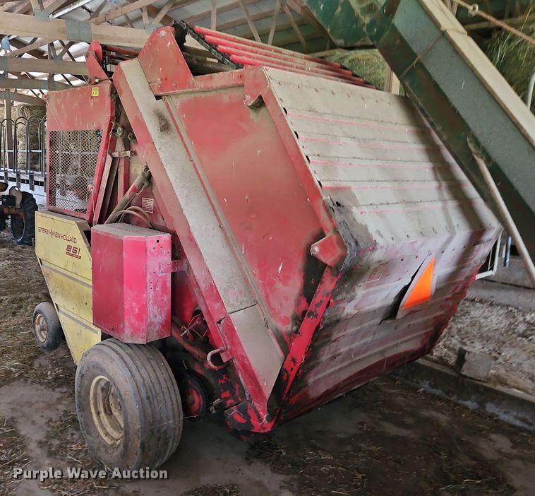 image for item EI3939 1982 New Holland 851 round baler