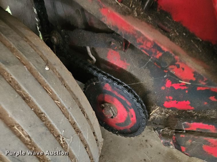 image for item EI3939 1982 New Holland 851 round baler