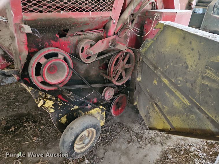 image for item EI3939 1982 New Holland 851 round baler