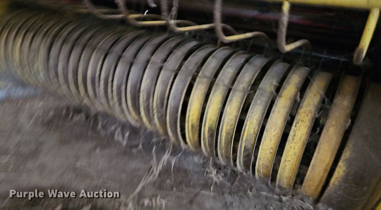 image for item EI3939 1982 New Holland 851 round baler