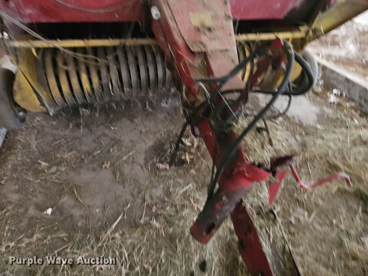 image for item EI3939 1982 New Holland 851 round baler