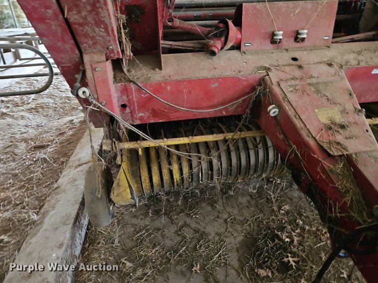 image for item EI3939 1982 New Holland 851 round baler