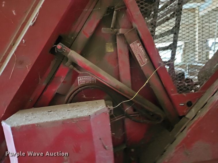 image for item EI3939 1982 New Holland 851 round baler